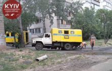 В Киеве автомобиль водоканала провалился в яму (фото)