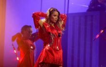 "Порушує правила": Надя Дорофєєва без маски і в сексі-образі зайшла в метро