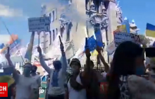 Митингующие зажгли файеры и дымовые шашки под ОП (видео)