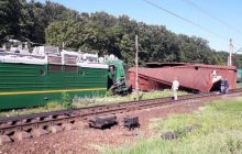Зім'яло вагони, стовп і будку: у Кіровоградській області зійшов з рейок "товарняк" (фото)