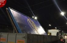 У Києві демонтували рекламу СБУ перед посольством РФ, але потім повернули на місце (фото)