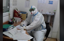 "Сили зменшились, ресурси тануть": лікарка показала, як виглядають руки хірурга після зміни у COVID-відділенні (фото)