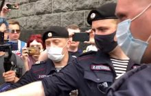 Дообнулялись: в России начали массово задерживать журналистов самых известных изданий (видео)