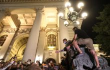 Тысячи сербов "встретили" усиление карантина ночным штурмом парламента (фоторепортаж, видео)