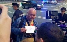 Налаштовував баланс білого: російського журналіста ледь "не запакували" за піднятий аркуш паперу