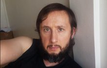Естонець, який прожив більше 100 днів в аеропорту через карантин, запізнився на рейс додому