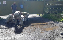 У Луцьку військових змусили вичерпувати воду з калюж перед приїздом Зеленського - ЗМІ (фото, відео)