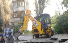 Наслідки прориву труби на Березняках: десятки вибитих вікон та розбиті машини (фото)