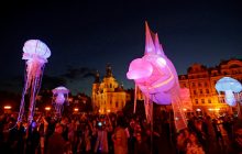На вулицях Праги "ожили" яскраві фігури таємничих істот (фоторепортаж)