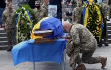 На Майдані попрощалися із загиблим на Донбасі Героєм України Матвіївим (фото, відео)