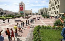 Білоруси стали у чергу, щоб поскаржитися на відмову ЦВК реєструвати суперників Лукашенка