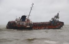 В Одессе с танкера «Делфи» произошла очередная утечка нефтепродуктов