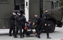 У Білорусі почався жорсткий розгін протестів: людей "пакують" в автозаки (фото)