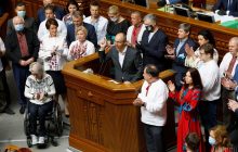 На колір і смак: нардепи похвалилися стильними вишиванками і не дуже (фото)