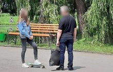 У парку Тернополя затримали збоченця, який знімав перед дівчатами спідню білизну (фото)