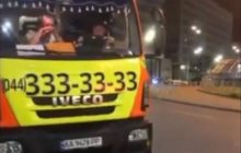 В центре Киева водитель эвакуатора устроил стрельбу
