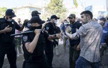 Участники митинга в поддержку украинского языка устроили под ВР перформанс "Не подливайте масла в огонь" (фоторепортаж)