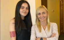 Известная волонтер показала царапины после столкновений с полицией под Радой (фото)
