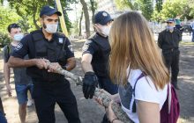 "Руки по швам!": появилось видео потасовки Вятровича с полицейским