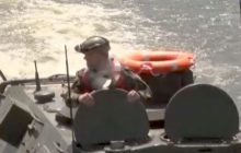 Епічні кадри: главі Міноборони Молдови "прилетіло" від рибини, що вистрибнула на нього з води (відео)