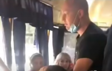У Дніпрі пасажири маршрутки побили жінку, яка заплатила за два місця (відео)