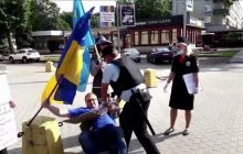 "Шиють" напад на поліцейського: у Росії затримали активіста з українським прапором (відео)
