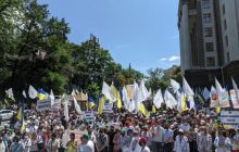 UkrLandFarming employees rallying outside Cabinet, ready to head for HACC