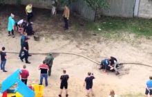 Пьяные россияне подрались с пожарными, тушившими здание полиции (видео)