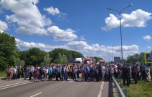 На Полтавщині люди перекрили міжнародну трасу Київ-Харків: вимагають роз’яснень щодо зміни керівництва сільського господарства (фото, відео)