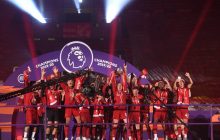Ліверпулю вручили кубок за перемогу в чемпіонаті Англії: що творилося в роздягальні команди (фото, відео)