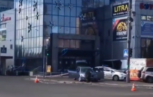 В Киеве сообщили о заминировании авто возле ТРЦ (видео)
