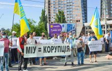 Працівники Одеського та Чорноморського торговельних портів влаштували мітинг під будівлею МІУ (фото)
