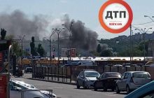 В Киеве у станции метро "Почайна" загорелся рынок (фото)
