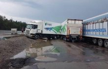 Занесло фуру: на трасі Київ-Чоп через ДТП призупинено рух (фото)
