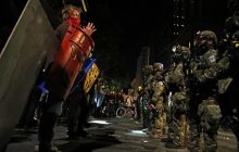 В Портленде полиция разгоняла протестующих слезоточивым газом (фото)