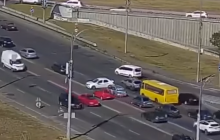 У Києві розшукали водія, що розвернувся через три смуги перед мостом: той "не очікував відповідальності" (відео)