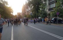 Мітингувальники під ОП пішли до будинку, де раніше жив Зеленський: хочуть говорити з сусідами