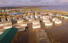 Потоп в Кирилловке: люди лопатами выгребают воду из домов (видео)