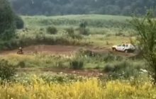 Сеть покорила погоня копов за мотоциклистом по бездорожью (видео)