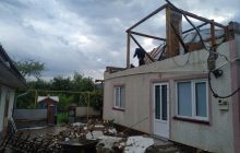 Чернівецьку область накрила раптова негода: пошкоджено будинки, повалено дерева (фото)