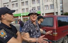 В Одессе в зале суда блогер Домбровский лезвием порезал себе шею