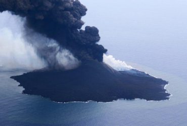 Біля узбережжя Японії швидко росте новий острів