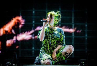 Біллі Айліш на концерті поцілувала прапор України (відео)