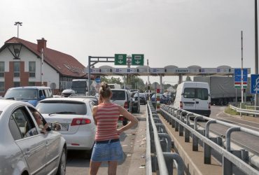 У черзі на кілька тижнів: як Україні прибрати хаос на західному кордоні