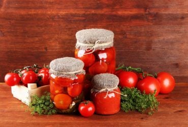 Євген Клопотенко поділився лайфхаками, як консервувати огірки й помідори без солі (відео)