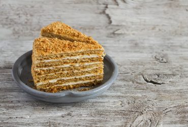 Дуже простий медовик на сковороді: цей рецепт стане у вас улюбленим