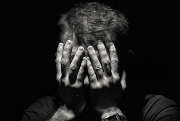 Это незаметно со стороны: 7 признаков глубоко несчастного человека