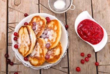 Почему оладьи поднимаются, а потом падают: секрет в одном простом действии