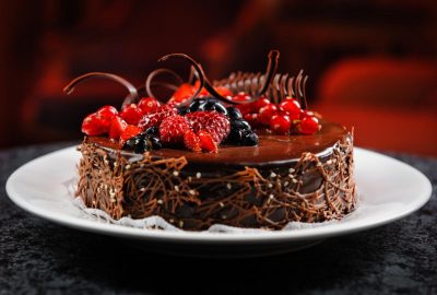Украшение торта шоколадными узорами
