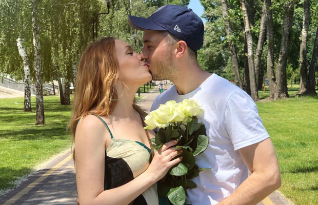 Вагітна Alyosha влаштувала фотосесію в бікіні